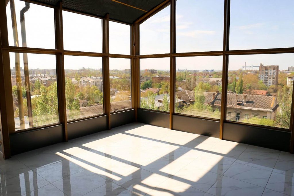 empty-corner-office-floor-to-ceiling-windows-city-view Solarium